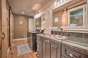 Riverfront Tallulah Falls Cabin w/ Hot Tub!