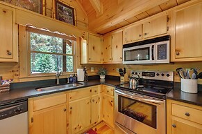 Dog-friendly Getaway With King Suites & Hot Tub!