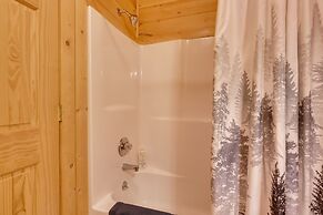 Dog-friendly Getaway With King Suites & Hot Tub!