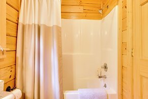 Dog-friendly Getaway With King Suites & Hot Tub!