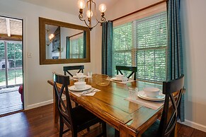 Charming Temple Home: Sunroom & Private Backyard!