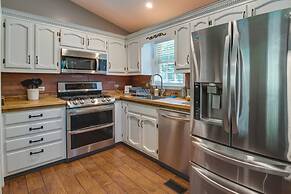 Charming Temple Home: Sunroom & Private Backyard!