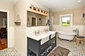 Spacious Home + Acreage, 16 Mi to Chattanooga