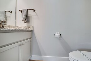 Hot Tub & EV Charger: Helen Getaway w/ Views!