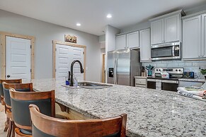 Hot Tub & EV Charger: Helen Getaway w/ Views!