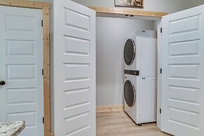 Hot Tub & EV Charger: Helen Getaway w/ Views!