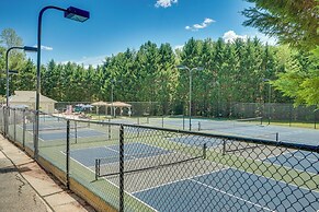 Hot Tub & EV Charger: Helen Getaway w/ Views!