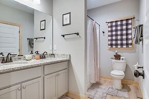 Hot Tub & EV Charger: Helen Getaway w/ Views!