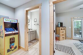 Hot Tub & EV Charger: Helen Getaway w/ Views!