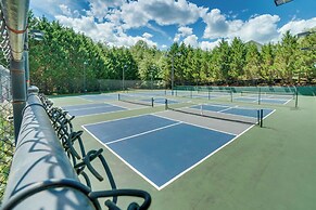 Hot Tub & EV Charger: Helen Getaway w/ Views!