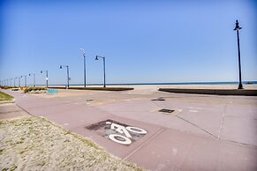 Hampton Home w/ Grill < 1 Mi to Beach!