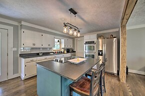 2 Mi to Lake: Blue Ridge 'yellowbird Cottage'