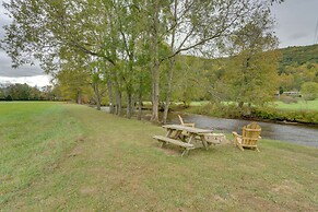 Hiawassee Riverfront Cabin: 7 Mi to Lake Chatuge!