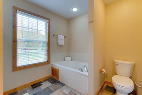 Hiawassee Riverfront Cabin: 7 Mi to Lake Chatuge!