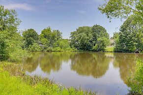 Powder Springs Getaway - Patio & Lake Access!