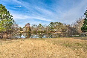 Powder Springs Getaway - Patio & Lake Access!