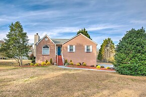 Powder Springs Getaway - Patio & Lake Access!