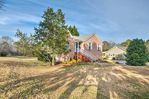 Powder Springs Getaway - Patio & Lake Access!