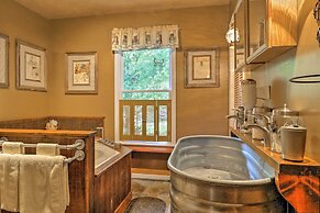 Cozy Pine Mountain Cabin w/ Screened Porch & Yard!