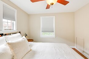 Modern Alexandria Townhome ~ 2 Mi to Old Town!