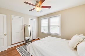 Modern Alexandria Townhome ~ 2 Mi to Old Town!