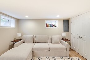 Modern Alexandria Townhome ~ 2 Mi to Old Town!