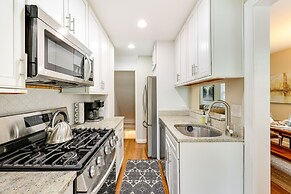 Modern Alexandria Townhome ~ 2 Mi to Old Town!