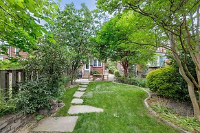 Modern Alexandria Townhome ~ 2 Mi to Old Town!