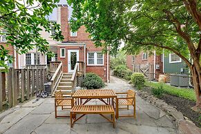 Modern Alexandria Townhome ~ 2 Mi to Old Town!