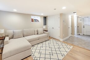 Modern Alexandria Townhome ~ 2 Mi to Old Town!