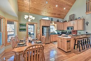 Dahlonega Cabin w/ Hot Tub, 4 Mi to Downtown!