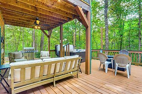 Dahlonega Cabin w/ Hot Tub, 4 Mi to Downtown!