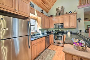 Dahlonega Cabin w/ Hot Tub, 4 Mi to Downtown!