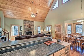 Dahlonega Cabin w/ Hot Tub, 4 Mi to Downtown!