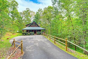 Dahlonega Cabin w/ Hot Tub, 4 Mi to Downtown!