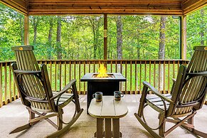 Dahlonega Cabin w/ Hot Tub, 4 Mi to Downtown!