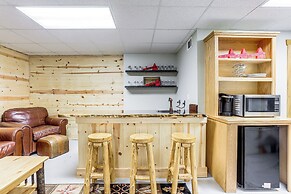 Dahlonega Cabin w/ Hot Tub, 4 Mi to Downtown!