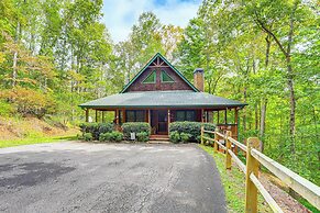 Dahlonega Cabin w/ Hot Tub, 4 Mi to Downtown!