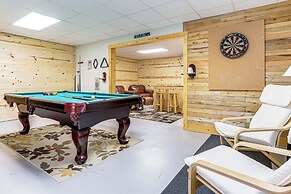 Dahlonega Cabin w/ Hot Tub, 4 Mi to Downtown!