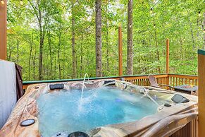 Dahlonega Cabin w/ Hot Tub, 4 Mi to Downtown!