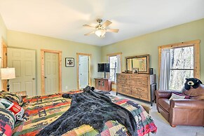 Dahlonega Cabin w/ Hot Tub, 4 Mi to Downtown!