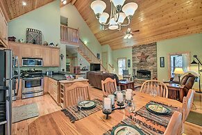 Dahlonega Cabin w/ Hot Tub, 4 Mi to Downtown!