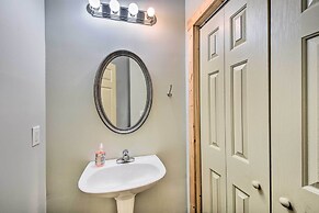 Dahlonega Cabin w/ Hot Tub, 4 Mi to Downtown!