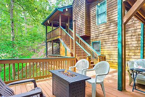 Dahlonega Cabin w/ Hot Tub, 4 Mi to Downtown!