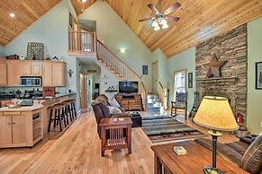 Dahlonega Cabin w/ Hot Tub, 4 Mi to Downtown!