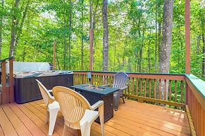 Dahlonega Cabin w/ Hot Tub, 4 Mi to Downtown!