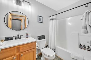 Scenic Talking Rock Creek Resort Home w/ Hot Tub