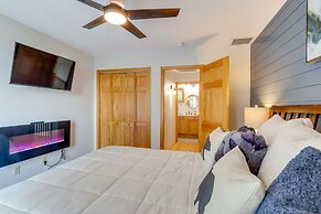 Scenic Talking Rock Creek Resort Home w/ Hot Tub