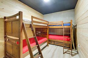 Blue Ridge Cabin w/ Hot Tub, 5 Mi to Downtown!