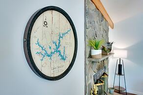 'liberty Lodge': Lakefront Cottage w/ Porch & Dock